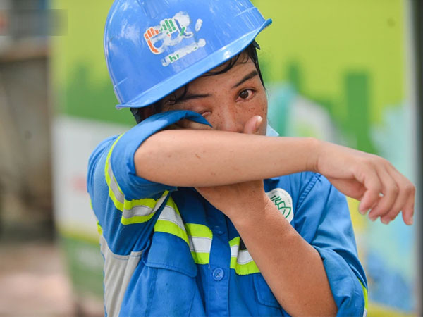 Nước mắt những công nhân thu gom rác bị nợ lương ở Hà Nội: Con nhỏ nghỉ học vì xấu hổ, người bị cụt chân mò mẫm trong rác