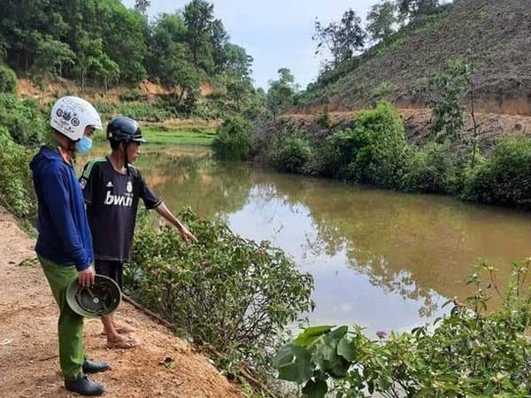 Nghệ An: Ngã xe xuống đập nước, 2 mẹ con đuối nước thương tâm