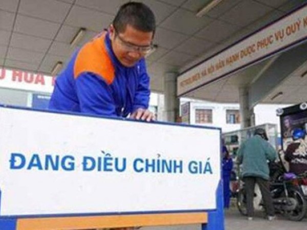 Giá xăng tăng mạnh, đạt đỉnh trong 18 tháng