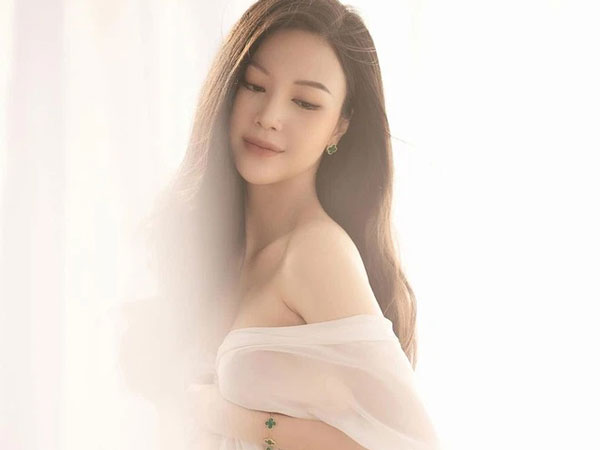 Cựu tiếp viên hàng không lấy chồng CEO mang bầu vẫn khoe ảnh cực cháy, thế này ai làm lại đây!