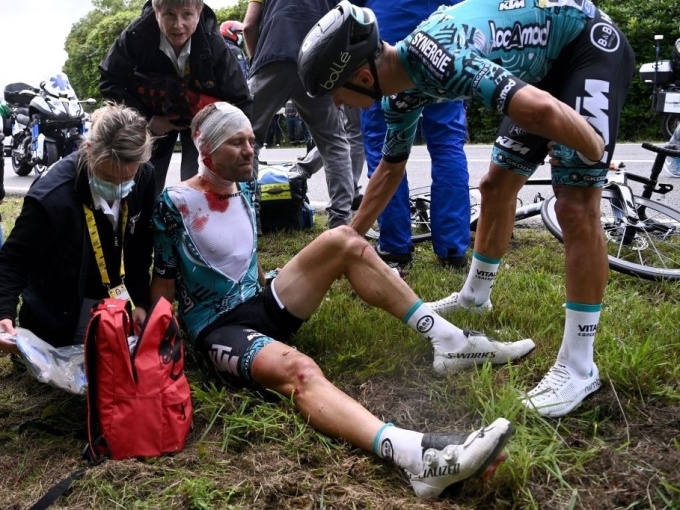 Fan nữ gây tai họa ở Tour de France bị cảnh sát truy lùng, đối diện với án tù