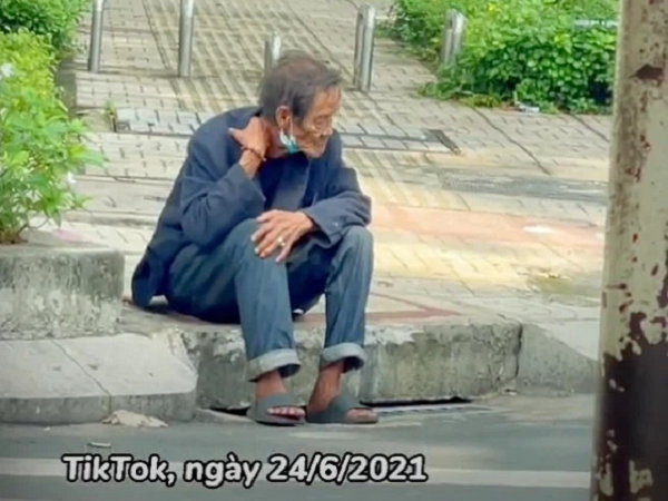 MC truyền hình HTV vô tình quay clip ông cụ vô gia cư rồi up lên mạng, không ngờ chính đoạn video đó lại giúp một gia đình ở tận Đồng Nai được đoàn tụ