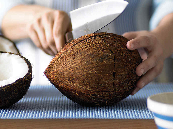 Bổ đôi quả dừa ra, cô gái 'sốc' không nói nên lời khi chứng kiến cảnh tượng bên trong: Quả là may mắn lắm mới được gặp!