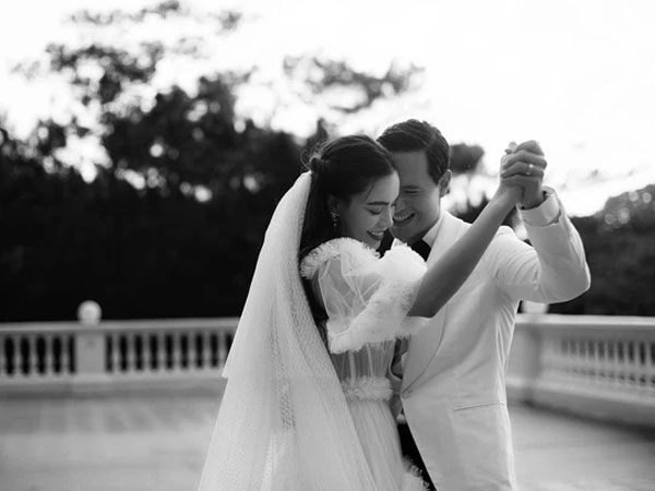 Hồ Ngọc Hà chính thức tung ảnh cưới, nhìn cô dâu cười rạng rỡ bên chú rể Kim Lý đã thấy hạnh phúc