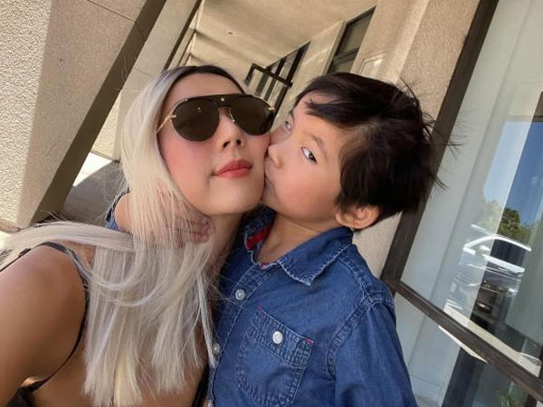 Ngọc Quyên 'lạ hoắc' với tóc bạch kim, gửi tâm thư xúc động cho con trai