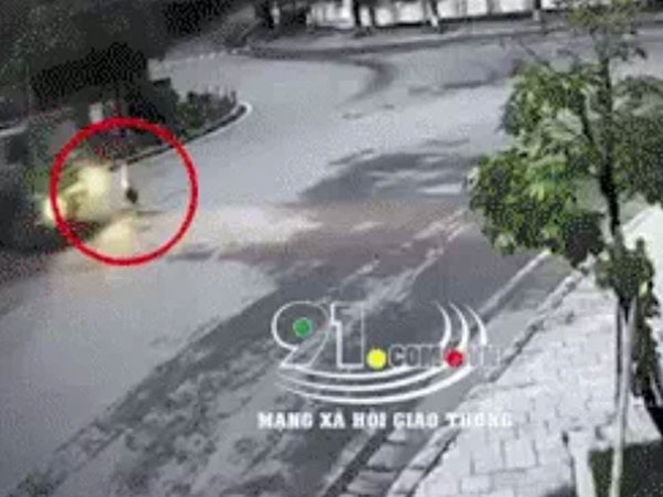 Người phụ nữ đang đi bộ bất ngờ bị xe tải đâm tử vong, động thái sau đó của tài xế càng gây phẫn nộ