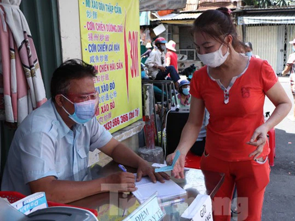 Hình ảnh dùng thẻ đi chợ thời COVID-19 ở TPHCM