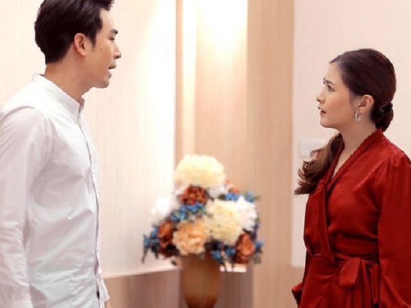 Vợ cũ mời dự sinh nhật con chung, chồng định tranh thủ hàn gắn nhưng thấy người phụ nữ lạ mở cửa mà anh tím tái mặt mày