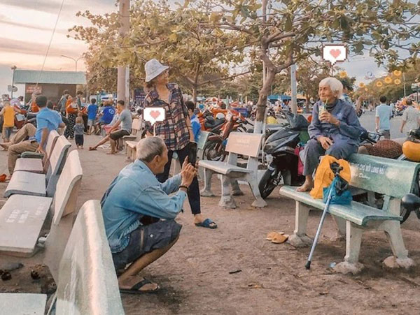 Cụ ông U80 chụp ảnh cho người bạn đời và hành động siêu đáng yêu của cụ bà khiến tất cả 'tan chảy'