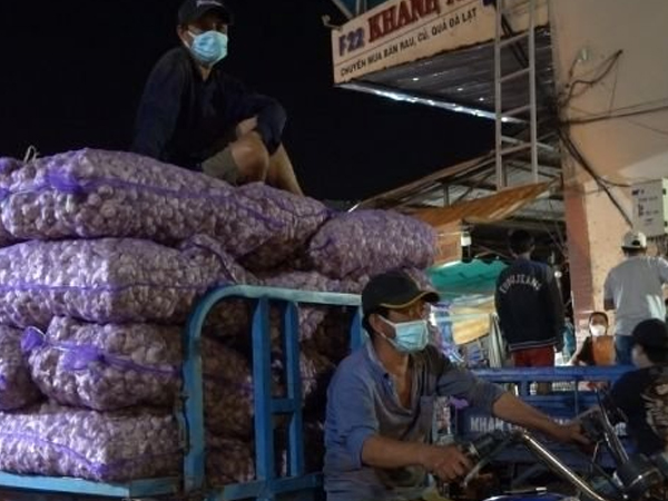 Video: Chợ Hóc Môn dừng hoạt động, hàng nghìn tiểu thương rời đi trong đêm