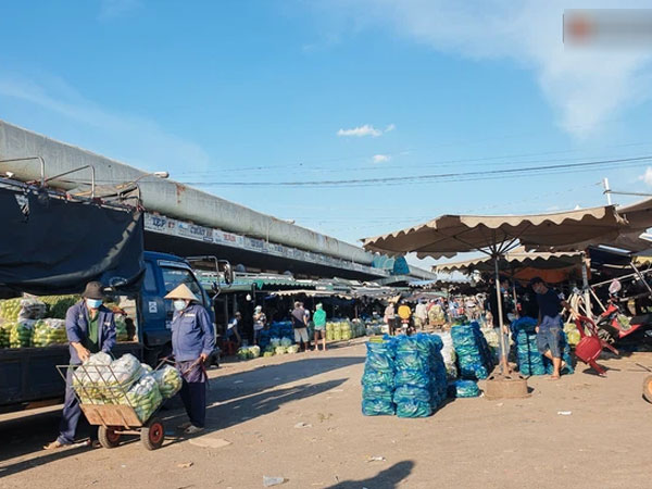 Chợ đầu mối Hóc Môn tạm dừng mua bán trực tiếp sau 19 ca F0, tiểu thương tranh thủ đi giao nhận hàng trước giờ 'G'