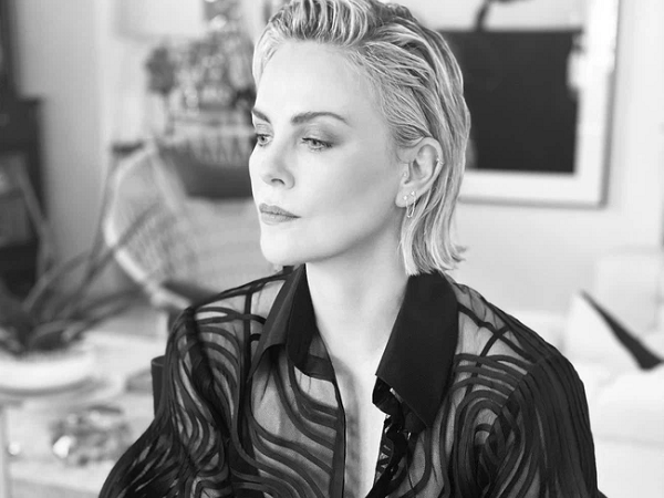 Mỹ nhân 'Fast & Furious' Charlize Theron diện sơ mi xuyên thấu của NTK Công Trí xuất hiện trên talk show nổi tiếng