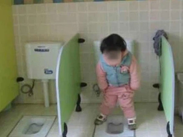 Bé gái nhăn nhó vì buồn đi vệ sinh, mẹ ôn tồn nói 1 câu mà người xung quanh nghĩ thầm: Dạy con thế mới là dạy!