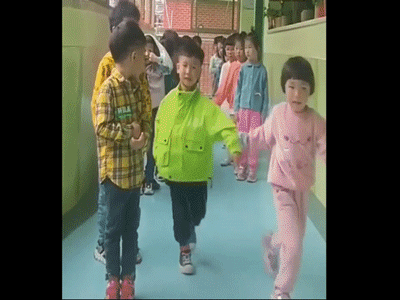 Chơi trò kết đôi nhưng cậu bé đẹp trai quyết không cho bạn gái nắm tay, phút cuối biết nguyên nhân ai nấy đều... ngã ngửa