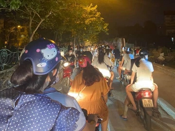 Hà Nội nới lỏng, hồ Tây đông nghịt người, đường phố tắc cứng dù gần nửa đêm