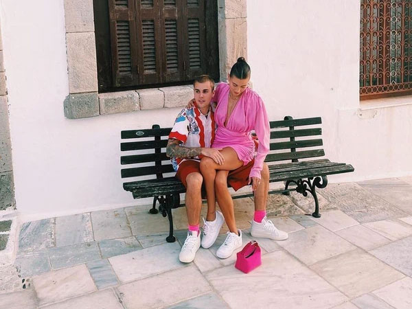 Rời Pháp, vợ chồng Justin Bieber lại vi vu Hy Lạp: Khoe ảnh mùi mẫn mà 'bàn tay hư' của chồng vẫn chứng nào tật đấy!
