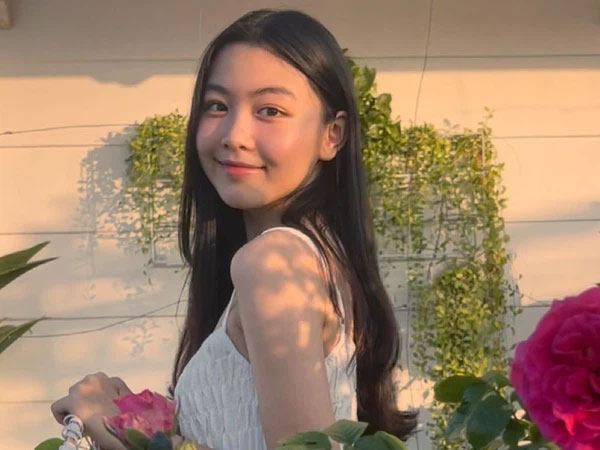 Lọ Lem nhà MC Quyền Linh xinh quá, đứng giữa biệt thự 21 tỷ ngập hoa trái lại càng xinh