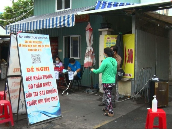 Video: Cận cảnh người dân xếp hàng nhận phiếu đi chợ tại TP.HCM