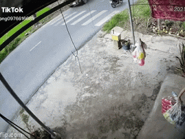 Kinh hoàng: Thanh niên chạy xe máy đâm đuôi ô tô tải, lộn nhiều vòng trên không rồi 'bắn' lên vỉa hè