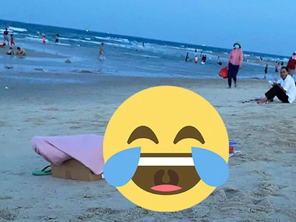 Đang ở giữa bãi biển, cô nàng thản nhiên nằm xuống bãi cát làm một chuyện khiến ai cũng ái ngại