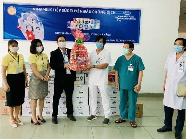 Vinamilk trao tặng món quà sức khỏe đến cán bộ y tế tuyến đầu và gia đình nhân ngày Gia đình Việt Nam