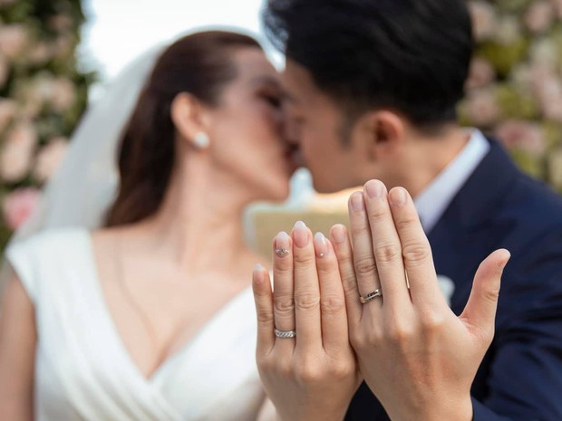 HOT: Hoa hậu Thu Hoài và bạn trai kém 10 tuổi chính thức thành vợ chồng hợp pháp, hé lộ luôn ảnh cưới cực tình!
