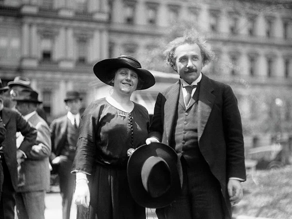 Người vợ thứ hai của thiên tài Albert Einstein: Cô em họ mang danh 'kẻ thứ 3' khiến vợ cả đau khổ và cuộc sống buồn tủi ít ai thấu