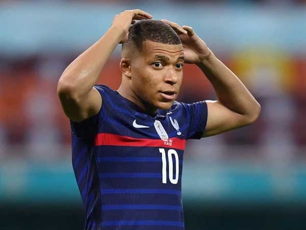 Pháp thất bại là bởi Mbappe học đòi 'tật xấu' của Ronaldo?