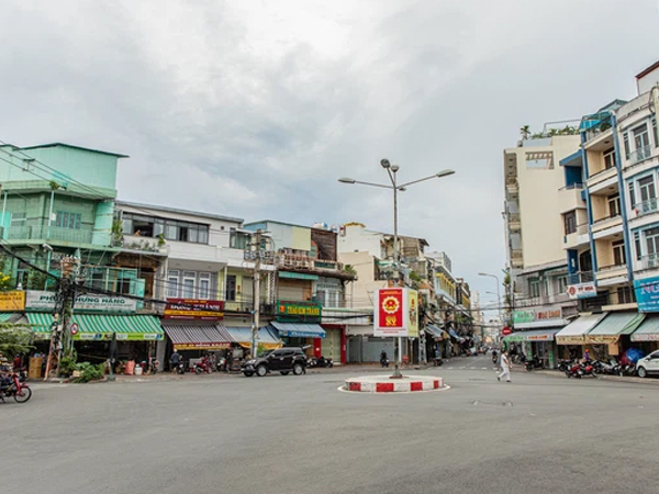 Video ảnh: Sài Gòn vắng vẻ lạ thường, đường phố thưa thớt người khi tiếp tục thực hiện giãn cách theo Chỉ thị 10