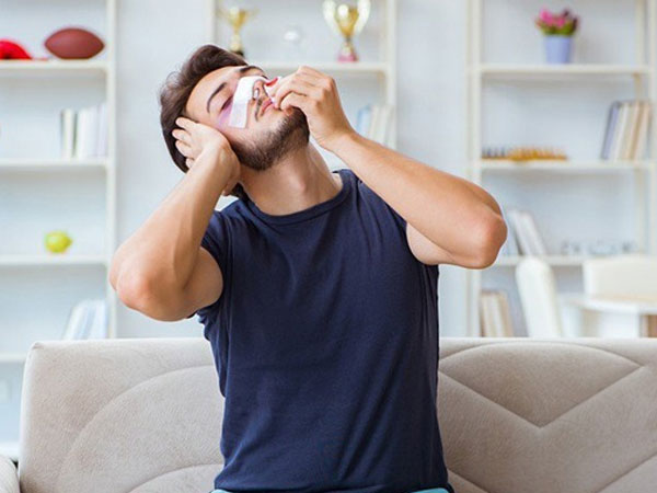 Bé trai 3 tuổi ngưng thở vì ngửa cổ khi chảy máu cam
