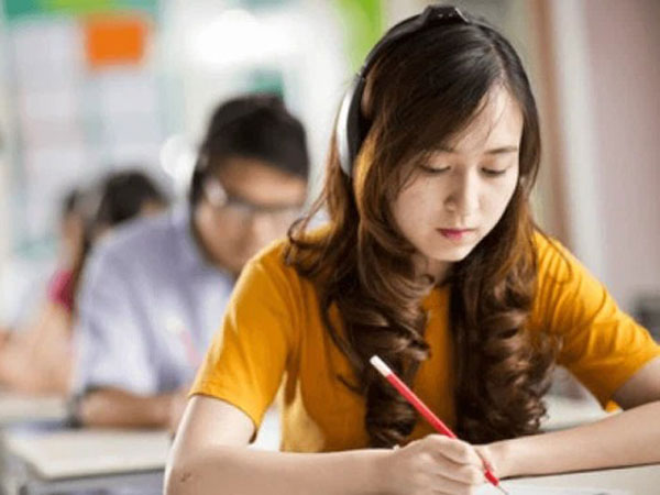 Đọc ngôn tình Trung Quốc mãi, giờ hãy xem đề Văn và bài thi đạt điểm tuyệt đối 'nhà người ta' khác biệt như thế nào