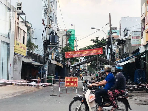 Hàng loạt chợ truyền thống ở Sài Gòn tạm đóng cửa, giăng dây phong toả vì Covid-19