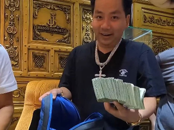 Khoa Pug mang một balo tiền mặt đi nhận dây chuyền kim cương: Số tiền đếm tại chỗ khiến nhiều người 'hoa mắt'