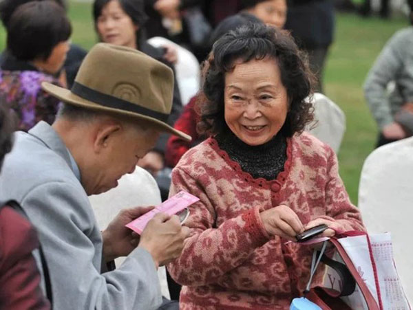 Phát hiện mẹ hồi xuân ở tuổi 70, ngoại tình với trai kém 20 tuổi, dân mạng khuyên người con đúng một điều