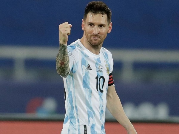Messi lập cú đúp trong ngày đi vào lịch sử giúp Argentina giành ngôi đầu