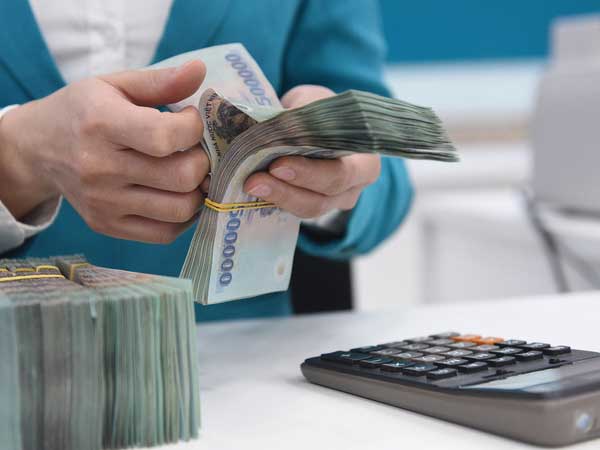 Phải xử lý nghiêm nhân viên ngân hàng ép khách mua bảo hiểm khi vay vốn