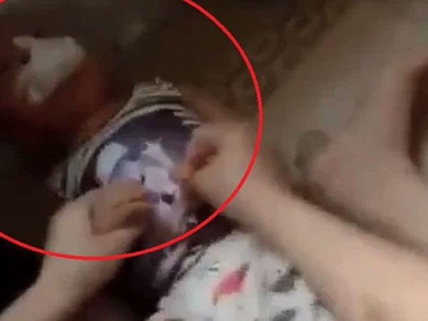 Phẫn nộ trước đoạn clip cháu bé mầm non bị 'cô giáo' nhét giẻ vào miệng, cố gắng vùng vẫy để thoát ra