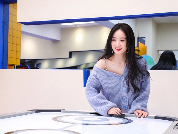 Trời nắng nóng 'như rang' nhưng Triệu Lệ Dĩnh vẫn diện áo len đi show: Đúng là thời trang phang thời tiết!