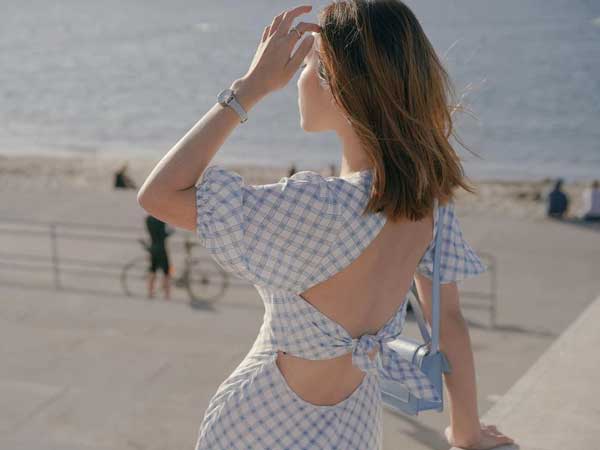 Mẫu váy diện lên tưởng kín đáo nhưng khi quay lưng lại sexy, sang chảnh khiến người ta trầm trồ