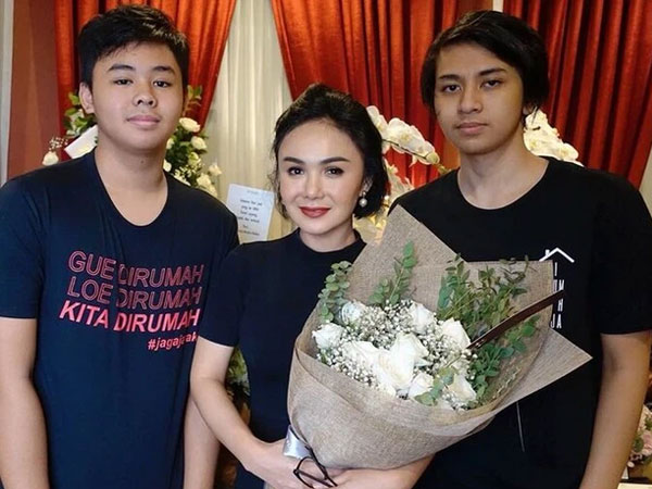 Sốc: Nữ ca sĩ thản nhiên kể chuyện rủ 2 con trai xem phim sex, còn hỏi 1 câu khiến 2 cậu thanh niên ngại đỏ mặt