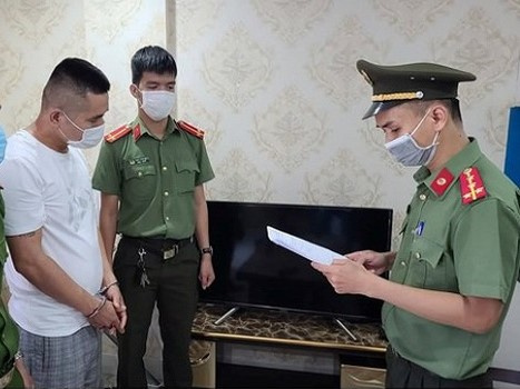 Người đàn ông Trung Quốc đến công an tự thú sau 8 tháng nhập cảnh trái phép