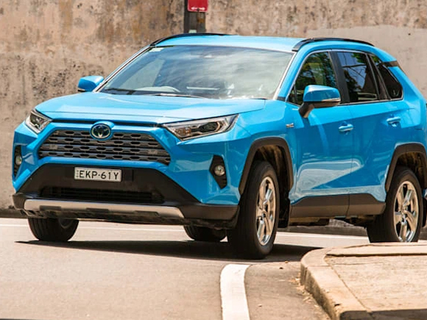 Toyota RAV4 2022 sắp ra mắt - Thế khó cho Honda CR-V và Mazda CX-5