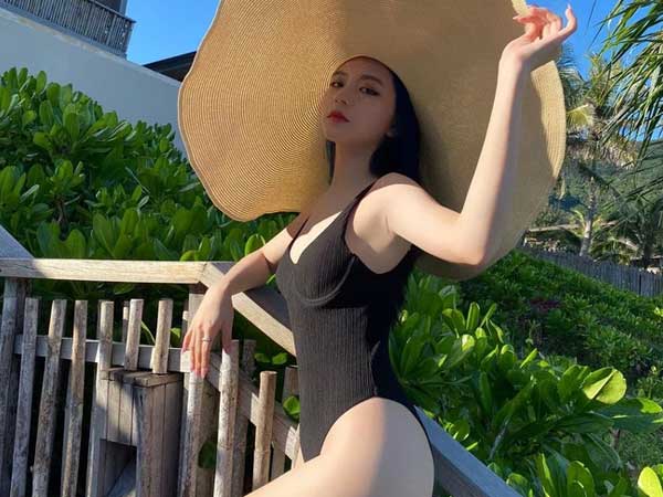 Bâu để lộ chân ngực lấp ló khi kéo áo khoe eo: Không đỡ nổi sự gợi cảm này!
