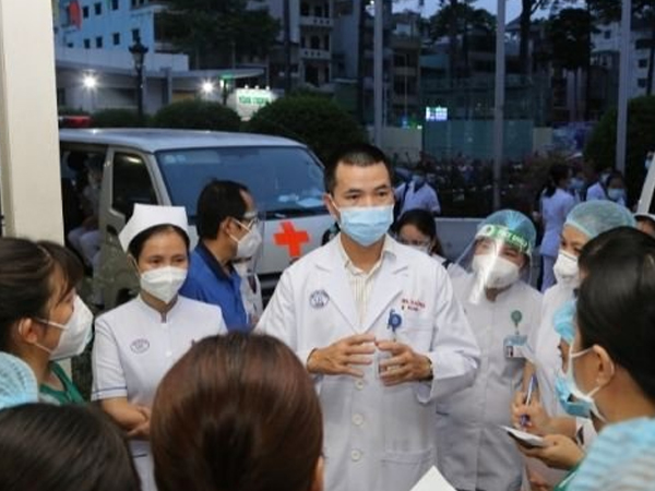 Video: Nhân viên y tế Bệnh viện Chợ Rẫy khẩn cấp tham gia xét nghiệm Covid-19