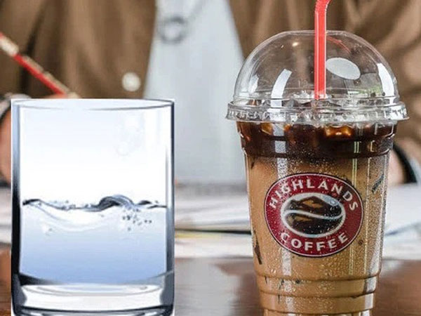 Bị tố 'đuổi' khách sau 1 tiếng, đại diện cửa hàng Highlands Coffee phân trần: Vì khách chỉ gọi chai nước lọc nên nhân viên mới ra mời thêm?