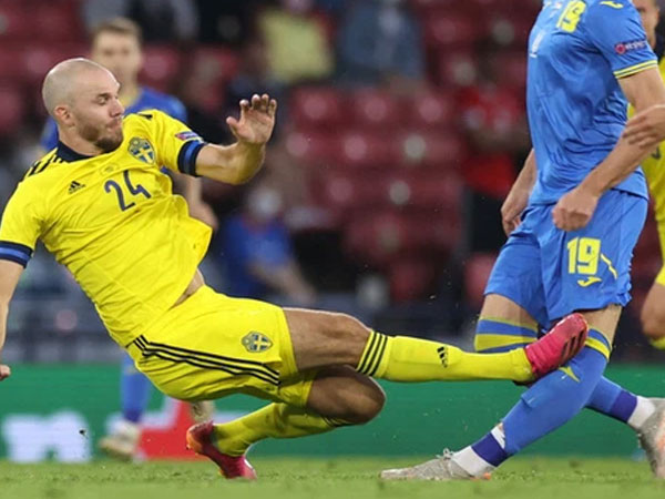 Rùng rợn: Cẳng chân của cầu thủ Ukraine bị đối thủ Thuỵ Điển đạp thành hình gấp khúc