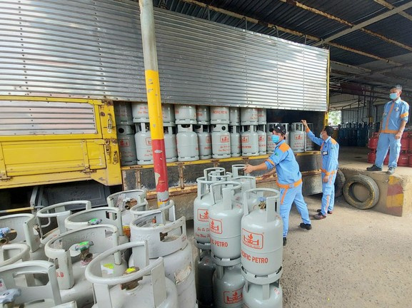 Giá gas lại tăng sốc, vượt mức 400.000 đồng/bình 12 kg