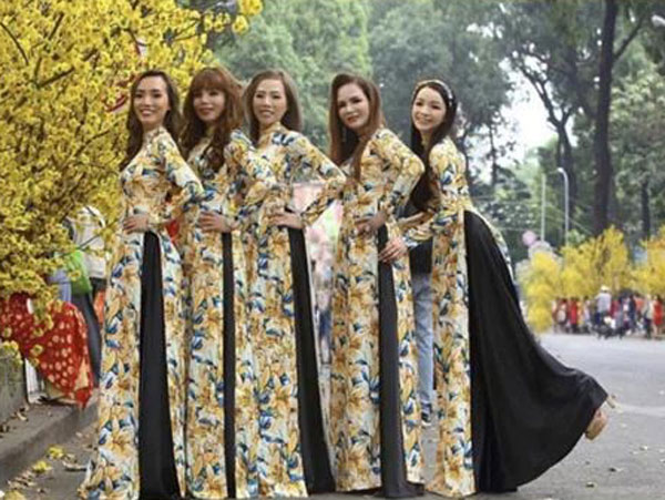 Cô nàng đăng ảnh 4 chị em gái chụp cùng mẹ, nhan sắc phụ huynh trẻ đến nỗi khó phân biệt ai là mẹ, ai là con!?