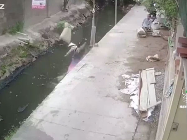 Người phụ nữ đang đi thì bất ngờ bị bao xi măng hất bay xuống mương nước