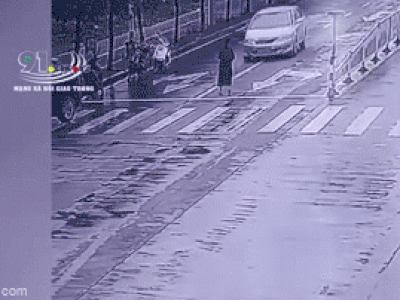 Video: Sang đường, người phụ nữ bị ô tô đâm lộn nhiều vòng trên không trước khi tiếp đất